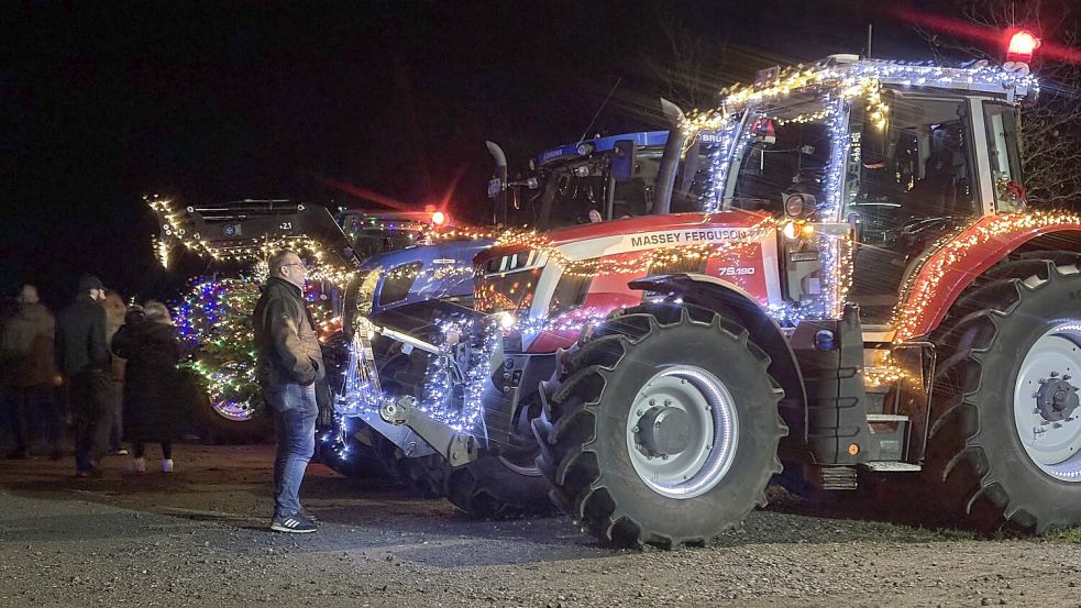 Viele nutzten die Gelegenheit auf dem Parkplatz beim Ihlower Forst, sich die beleuchteten Trecker aus nächster Nähe anzusehen. Foto: Christin Wetzel