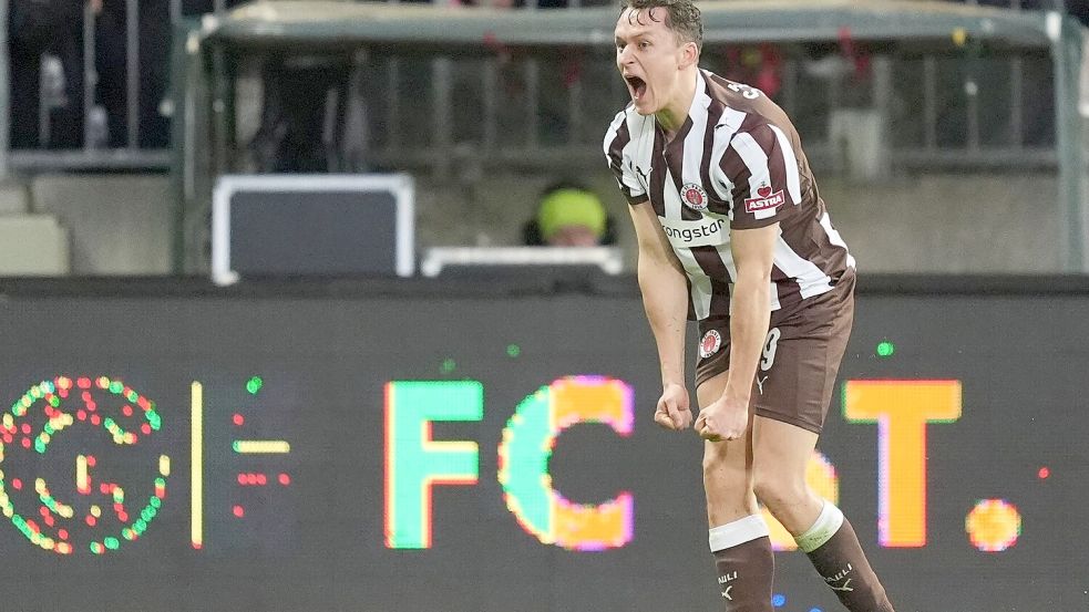 Martijn Kaars jubelt über seinen Treffer zum 1:0 für den FC St. Pauli. Foto: Marcus Brandt