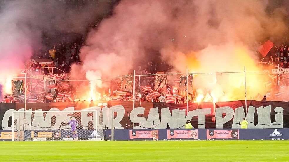 St.-Pauli-Fans brennen auf der Tribüne Feuerwerkskörper ab. Foto: Marcus Brandt