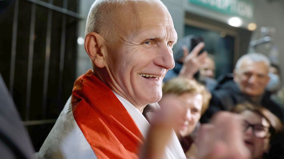 Der Friedensnobelpreisträger Alex Beljazki ist wieder in Freiheit. Foto: Mindaugas Kulbis/AP/dpa
