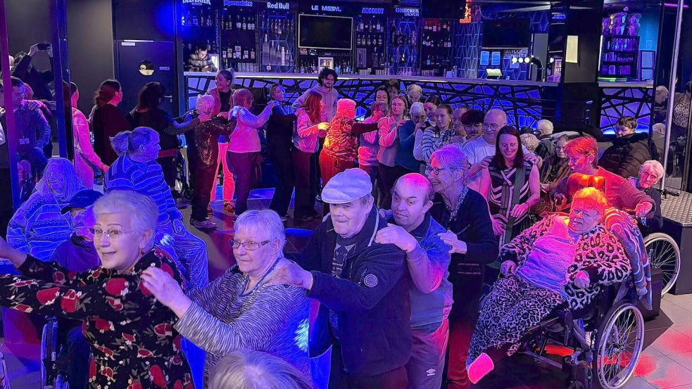 Mit viel Vorfreude haben sie darauf gewartet: Nun tummeln sich die Bewohner von vier französischen Altenheimen auf der Tanzfläche eines Nachtclubs. Foto: Rachel Sommer/dpa