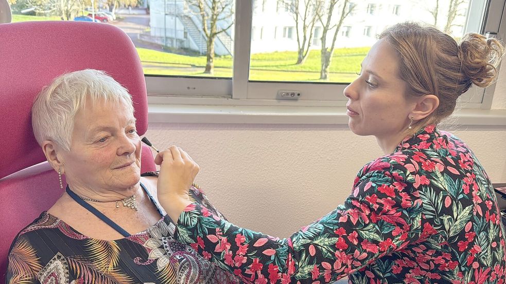 Vor dem Besuch im Club lässt sich Simone Philippe schminken. Foto: Rachel Sommer/dpa