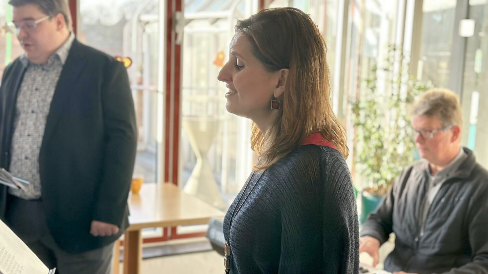 Weihnachtliches Trio im Treff 82: Die Osnabrücker Sopranistin Elena Soarez da Cruz (Mitte im Vordergrund) mit Tenor Vincent debus (links) und Chordirektor Sierd Quarré (rechts hinten) am E-Piano. Foto: Matthias Liedtke