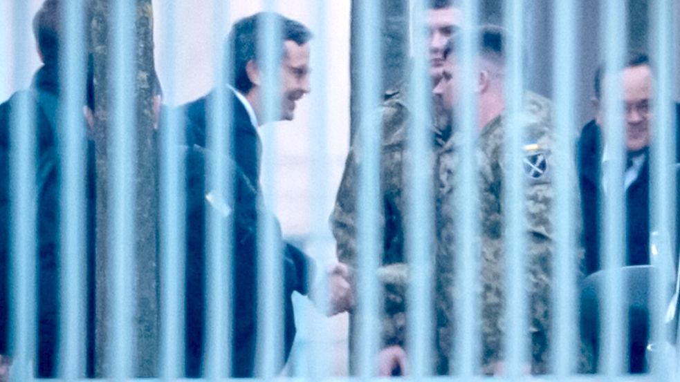 Die Ukrainer trafen zunächst am Kanzleramt ein. Foto: Michael Kappeler/dpa