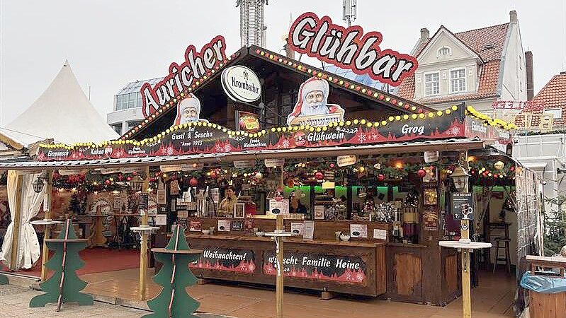 Familie Heine steht schon seit mehr als 30 Jahren auf dem Auricher Weihnachtsmarkt. In einer der Buden schenken sie jedes Jahr Glühwein aus. Foto: Pia Pentzlin