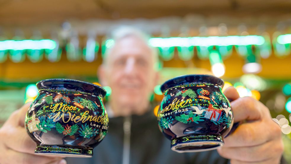 Die Leeraner Weihnachtsmarktbecher sind beliebt. Foto: Klaus Ortgies