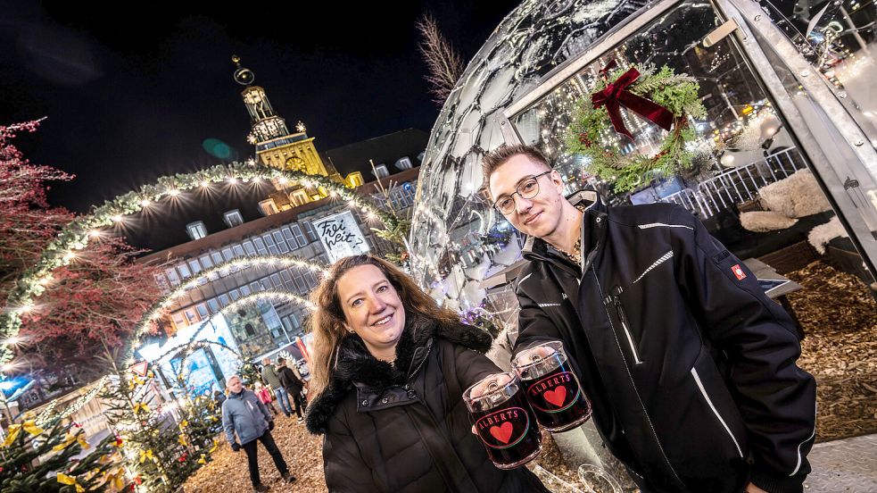 Der Glühwein schmeckt in Emden jetzt auch auf der erweiterten Fläche neben dem Engelkemarkt. Hier stehen gläserne Iglus, die man mieten kann. Foto: Klaus Ortgies