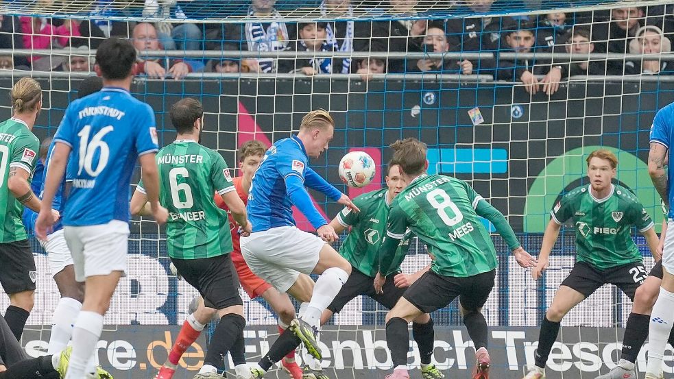 Hier scheitert Darmstadts Torjäger Lidberg noch. Foto: Marc Schüler