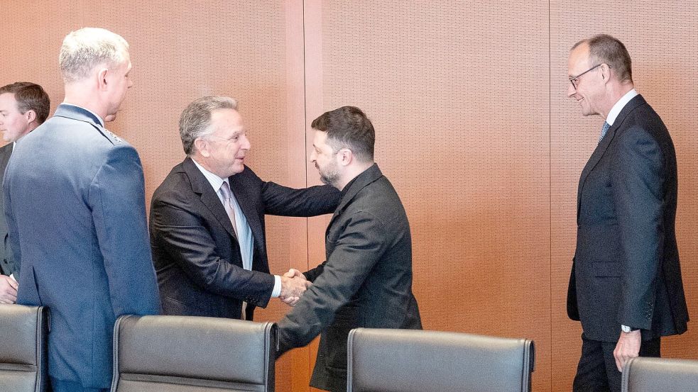 Bei der Begrüßung war Kanzler Friedrich Merz (CDU) noch zugegen. Anschließend zog er sich zurück. Foto: Guido Bergmann