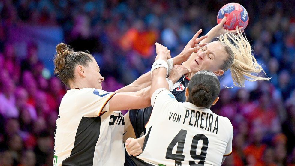 Die Abwehr um Aimée von Pereira (r) ist das Punktstück im deutschen Team. Foto: Federico Gambarini