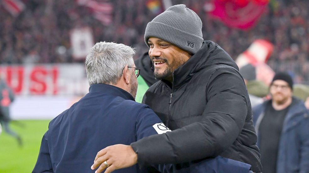Bayern-Trainer Kompany (r) begrüßt den neuen Mainzer Coach Fischer. Foto: Sven Hoppe