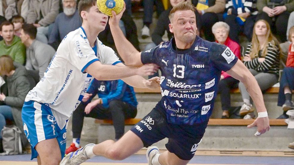 Die Handballer des TV Bissendorf-Holte um Albert Brack (am Ball) und des ATSV Habenhausen lieferten sich am Sonntagabend einen intensiven Schlagabtausch in der 3. Liga. Foto: Helmut Kemme