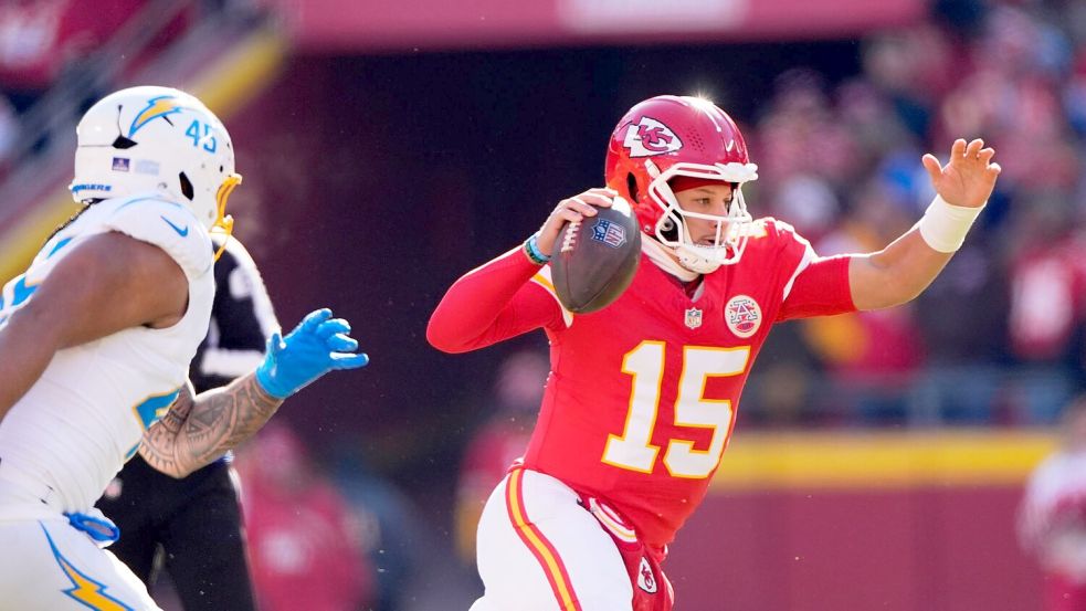 Kein Entkommen für Mahomes: Die Chiefs spielen eine enttäuschende Saison. Foto: Charlie Riedel/AP/dpa