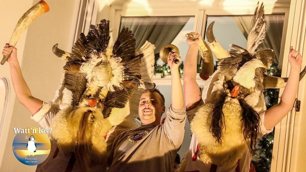 Unter jubelndem Applaus zeigten sich die Klaasohms gemeinsam mit ihrem Oldermann Maximilian Rau. Foto: Claus Hock