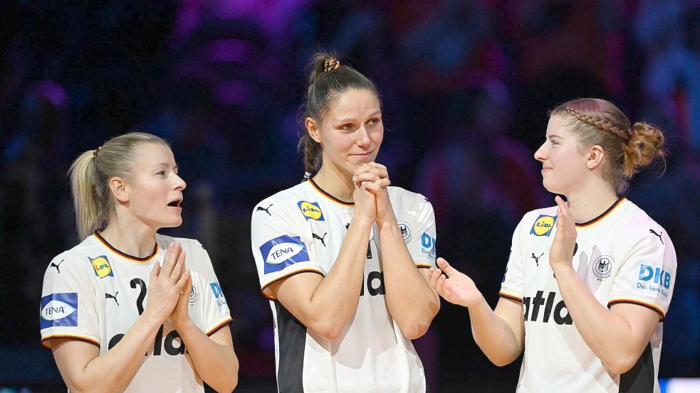 Antje Döll, Xenia Smits und Nina Engel (l-r) freuen sich über WM-Silber. Foto: Federico Gambarini