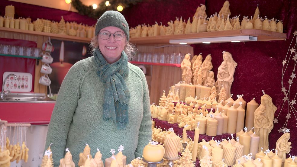 Insa Buss betreibt gemeinsam mit ihrem Mann den Naturhof Buss in Ihlow – samt Imkerei und Obstbaumschule. Foto: Pia Pentzlin