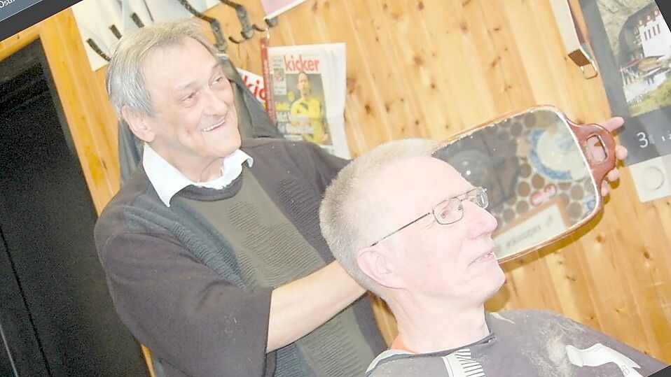 Haare schneiden und über Fußball fachsimpeln: Die Kombination schätzte auch der langjährige Kunde Richard Grohn aus Marcardsmoor bei Jürgen Hesse. Foto: Monika Bogena/Archiv