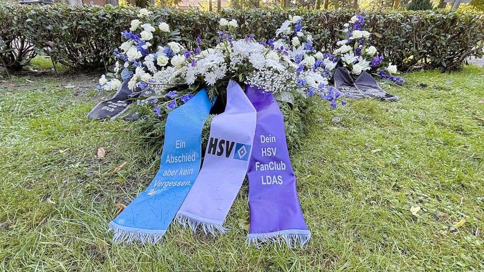 Ein Traum in Blau-Weiß: Auch der Grabschmuck hatte die Farben des HSV. Dem Fan-Club LDAS trat Jürgen Hesse nach dem Umzug nach Großefehn bei. Foto: Nicole Böning