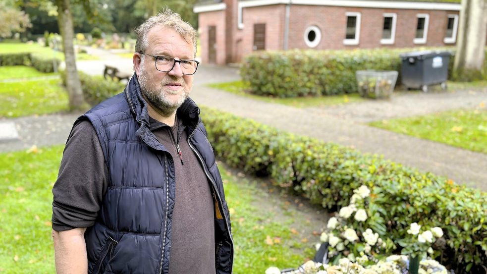 Manfred Gerjets besucht Jürgen Hesse noch immer. Jetzt aber nicht mehr im Salon, sondern auf dem Friedhof. Foto: Nicole Böning