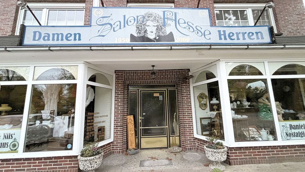 Die Fassade des Salons Hesse ist bis heute unverändert. Es ist sicherlich kein Zufall, dass das Schild des Salons ebenfalls in den Vereinsfarben des HSV gehalten ist. Foto: Nicole Böning