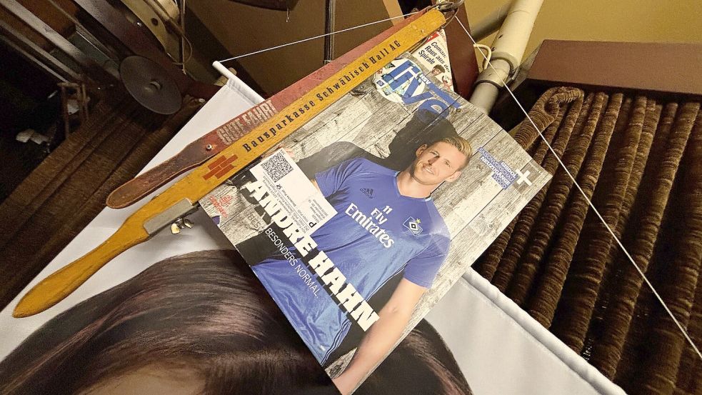 Ein Gruß von Jürgen Hesse aus einer anderen Zeit: Das Fan-Magazin des HSV hängt noch immer im Laden. Foto: Nicole Böning