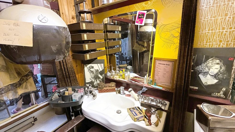 Der Damensalon des Friseurgeschäftes ist bis heute in der Wittmunder Straße 19 unverändert erhalten geblieben. Foto: Nicole Böning