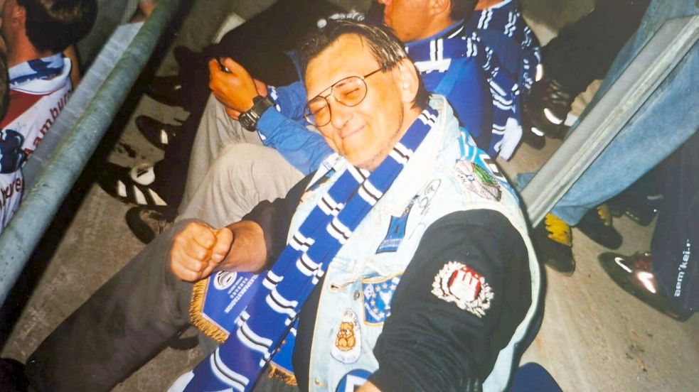 Fußball macht glücklich: Jürgen Hesse auf der Nordtribüne im Volksparkstadion in Hamburg. Foto: Privat