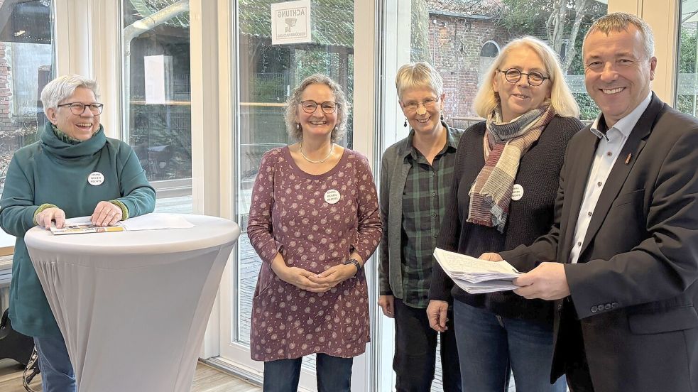 Karin Harms (von links), Margret Tobiassen, Anne Dorothee Wiegers und Ulrike Hofmann legten Johann Saathoff (SPD) die Unterschriften vor. Foto: Lasse Paulsen