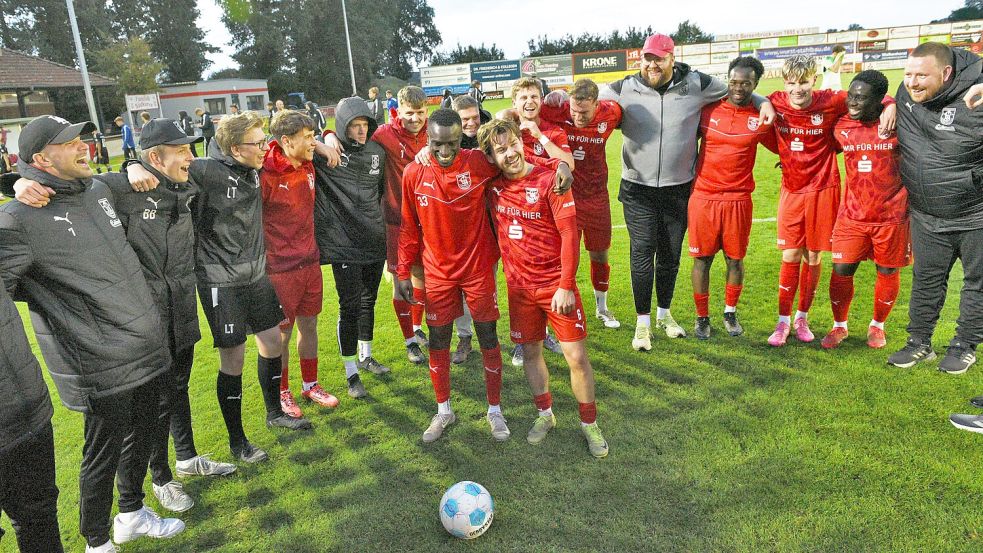 Die Gemeinschaft zählt: Der TuS steckt nach der Hinrunde mittendrin im Kampf um den Aufstieg in die Regionalliga. Foto: Rolf Kamper