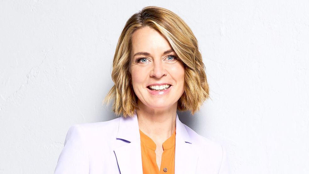 Jessy Wellmer erklärt, wie es in der „Tagesthemen“-Garderobe zugeht. Foto: ARD/Marc Rehbeck