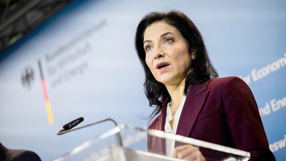 Bundeswirtschaftsministerin Katherina Reiche (CDU) verkündet den Milliardendeal für die Meyer Werft. Foto: Christoph Soeder/dpa