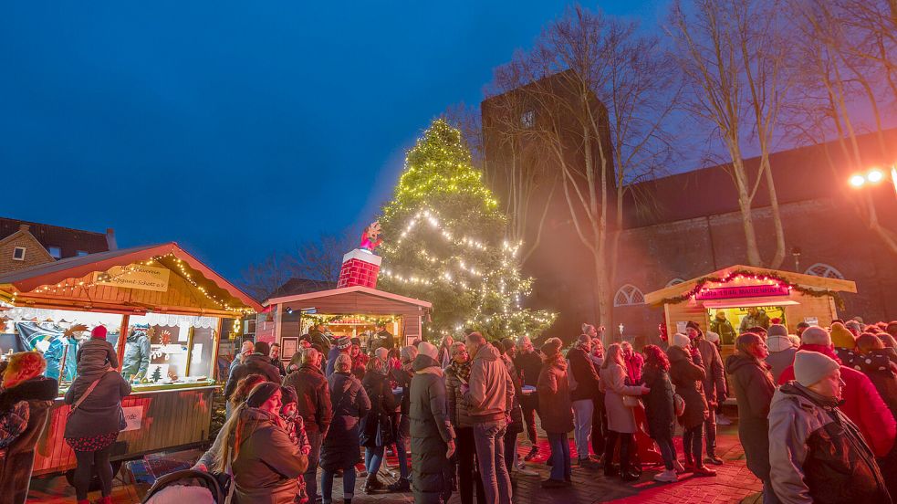 Vier Tage sorgte der Weihnachtsmarkt auf dem Marienhafer Marktplatz für Lichtglanz. Foto: Folkert Bents