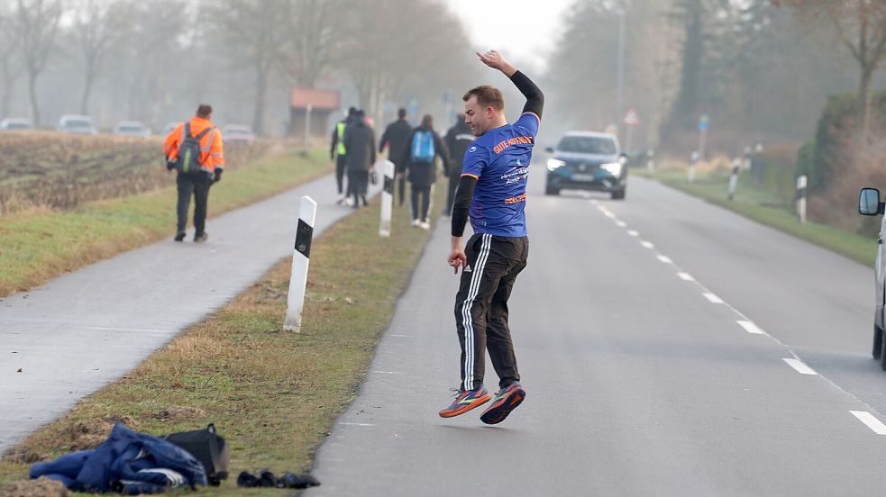 Der Pfalzdorfer Axel Johannsen feiert seinen Wurf. Mit dem Auswärtssieg beim ewigen Rivalen darf Pfalzdorf von der Rückkehr auf den Meisterthron träumen.Fotos: Wilfried Gronewold