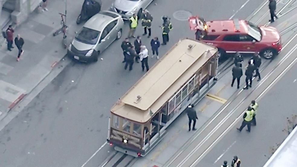 Mehr als ein Dutzend Menschen werden bei dem abrupten Halt verletzt. Foto: Uncredited/KGO-TV/AP/dpa