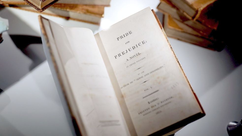 „Pride and Prejudice“ (auf deutsch: „Stolz und Vorurteil“) ist bis heute einer der beliebtesten Romane von Jane Austen. (Archivbild) Foto: Li Ying/XinHua/dpa