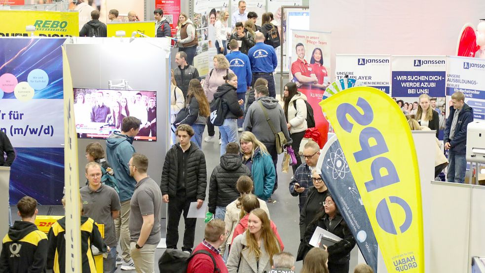 Viel Trubel auf schmalen Gängen: Die Jobmesse 2024 in der Sparkassen-Arena war bereits am 1. Tag der Jobmesse sehr gut besucht. Unzählige Schüler schlenderten umher. Foto: Romuald Banik