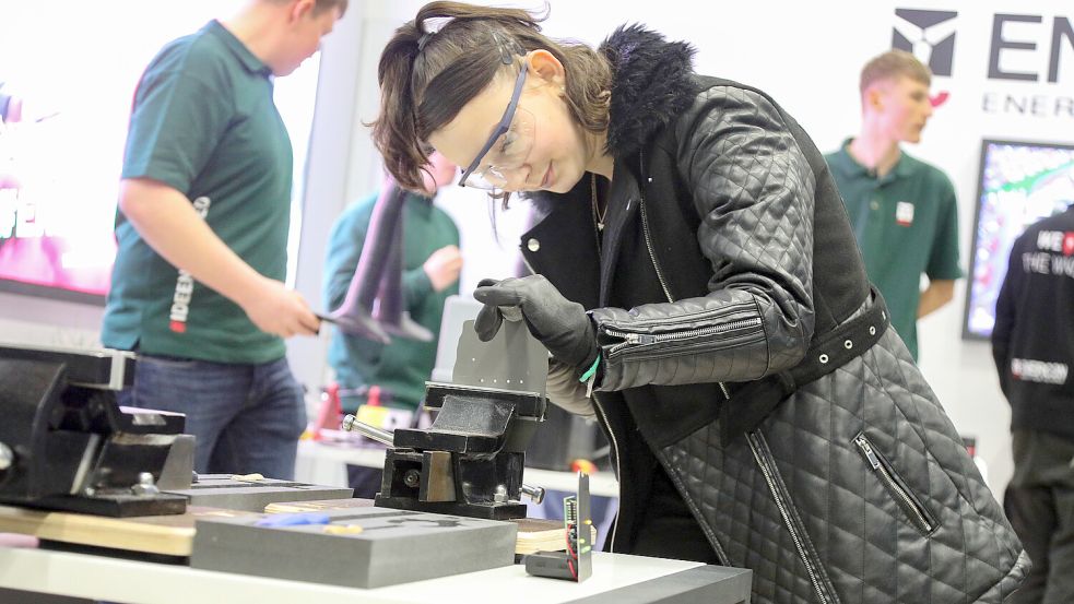 Mehr als nur schauen: Auf der Jobmesse 2024 in Aurich konnten sich die Schüler auch ausprobieren. Foto: Romuald Banik