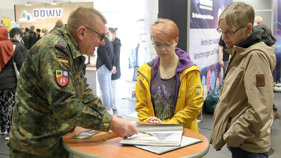 Informationen im persönlichen Gespräch: Bei der Jobmesse steht der direkte Kontakt im Vordergrund. Foto: Romuald Banik