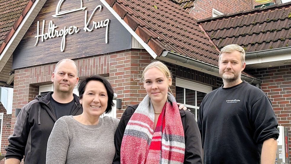 Frank Schoon (links) und Nils Heeren (rechts) von der Firma Trend-Wände suchen jetzt neue Perspektiven für den Holtroper Krug. Christa Siebels (Zweite von links) und Tochter Celina Siebels sind extra nach Holtrop gezogen, um den Krug zu betreiben. Sie geben die Hoffnung nicht auf. Foto: Nicole Böning