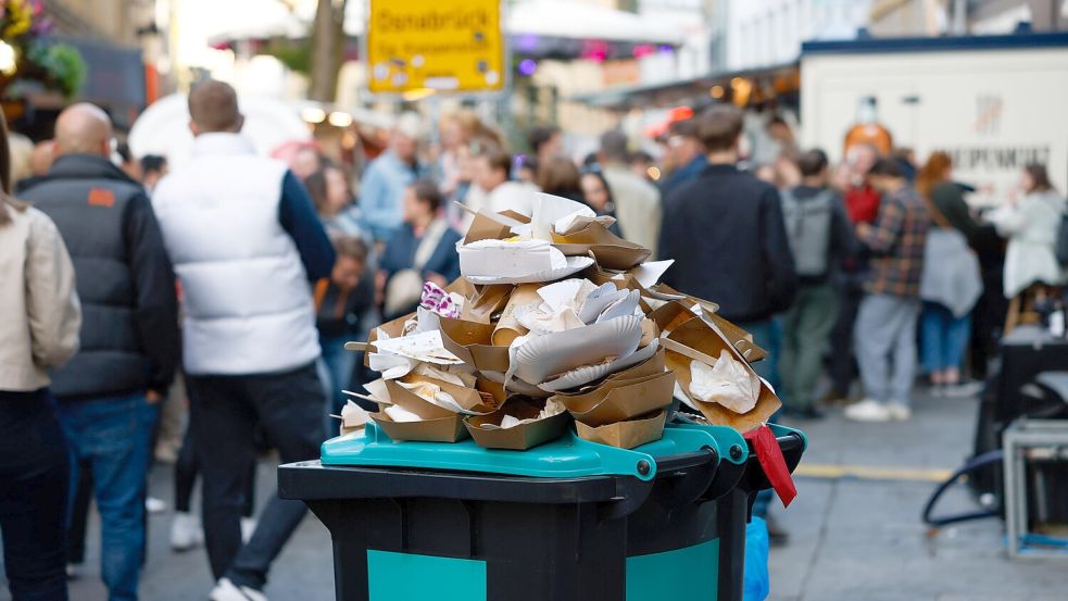 Ein Mülleimer an einem Samstagabend auf der Großen Straße während der Maiwoche 2025 in Osnabrück. Foto: Michael Gründel
