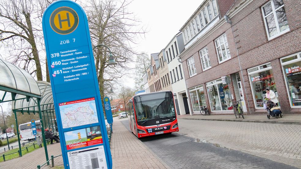 Der Plusbus am Auricher ZOB: Für die Ihlower Jugendlichen war die bessere Busanbindung ein Gewinn, auf den sie jahrelang gewartet haben. Foto: Romuald Banik