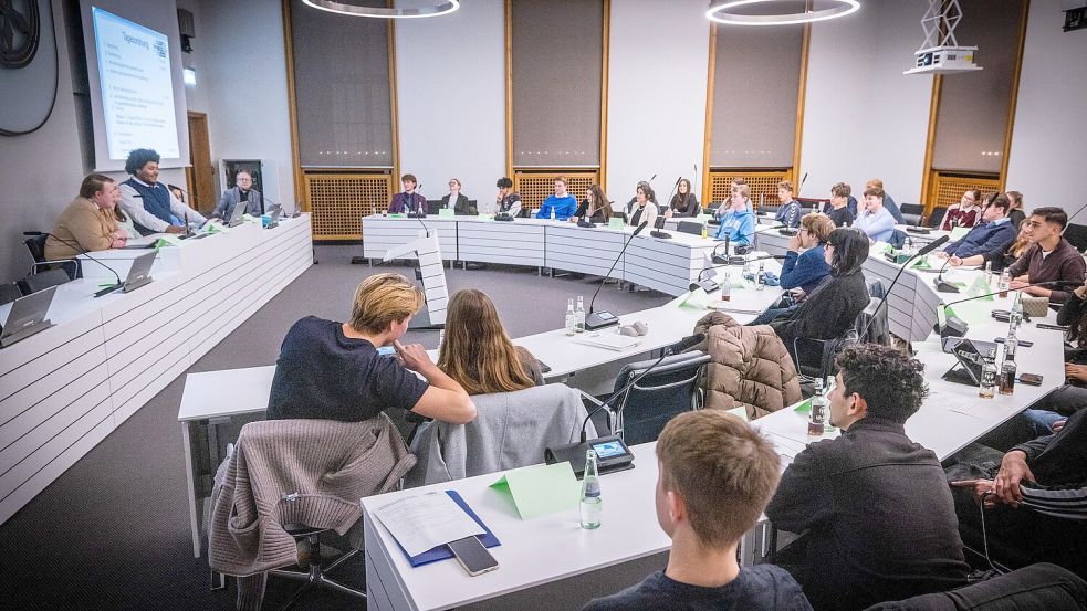 Das neue Osnabrücker Jugendparlament hat an diesem Mittwoch, 10. Dezember, seine erste Sitzung abgehalten. Im Gespräch mit unserer Redaktion erklären die Jugendlichen, was sie in der Stadt bewegen wollen. Foto: Detlef Heese