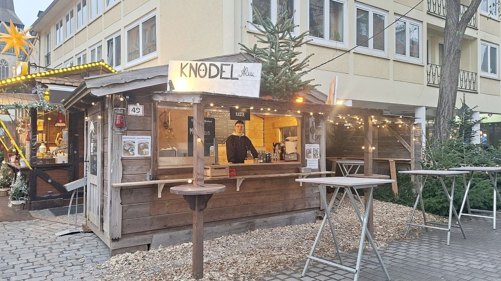 Neue Stände auf dem Weihnachtsmarkt in Osnabrück: Auch „Knödel Alm“ ist 2025 das erste Mal dabei. Foto: Lina Assenheimer