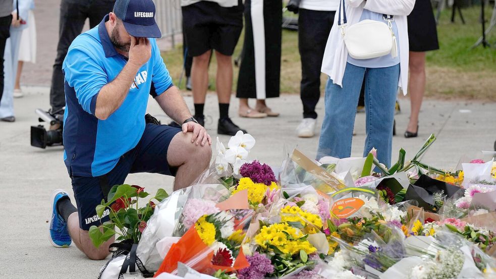 Wut, Trauer und Empörung bestimmen weiter den Alltag vieler in Sydney nach dem Attentat mit 15 Toten. Foto: Mark Baker/AP/dpa