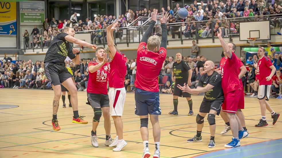 Auf ein Neues: Beim Brookmerland-Turnier in Marienhafe gibt es ab kommenden Wochenende wieder Handballspiele vor großer Zuschauerkulisse. Foto: Folkert Bents