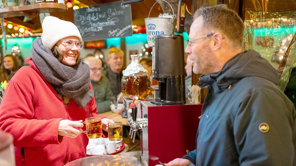 Raus aus der Redaktion und rein in die Glühwein-Bude. Foto: Klaus Ortgies