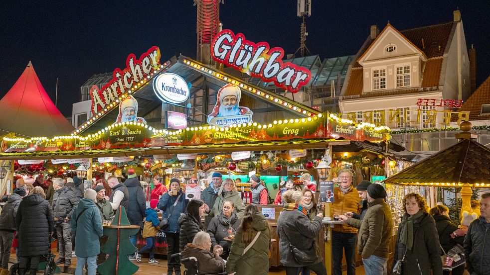 Betrieben wird die Auricher Glühbar von Peggy und Sascha Heine. Das Ehepaar gehört zu einer der ältesten Schaustellerfamilien in der Region. Foto: Klaus Ortgies