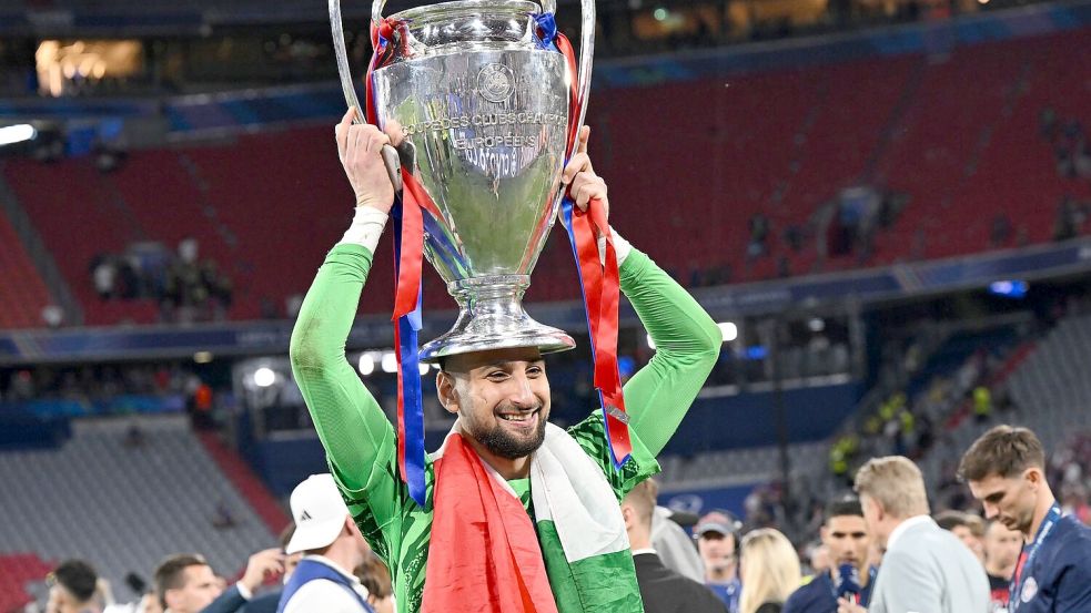 Krönung: Gianluigi Donnarumma mit der Champions-League-Trophäe. Foto: Sven Hoppe