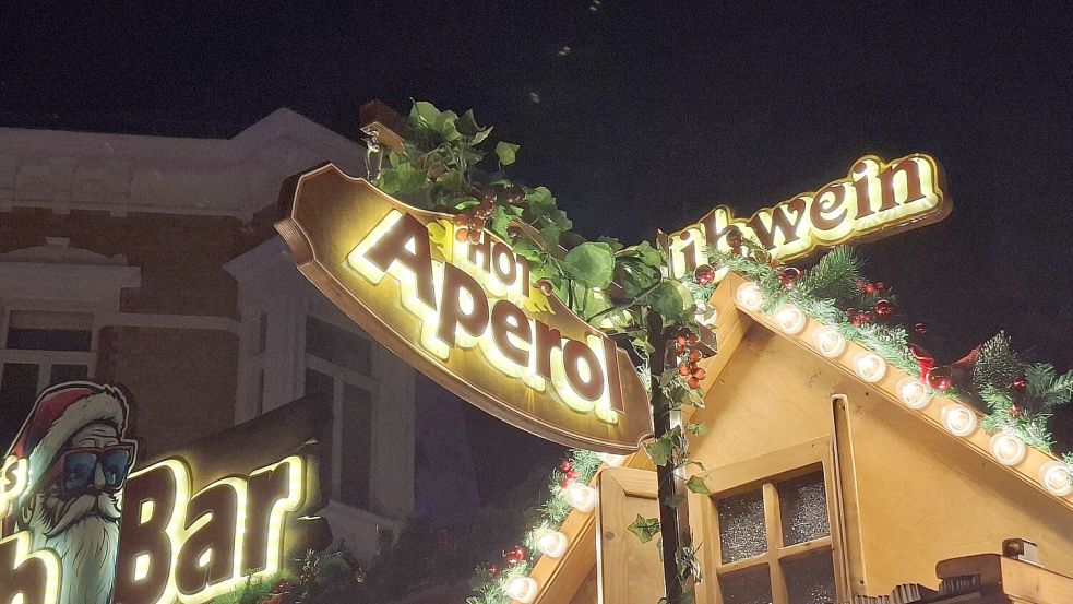 Auf dem Weihnachtsmarkt in Osnabrück zeigt sich ein neuer Trend: Hot Aperol. Foto: Lina Assenheimer