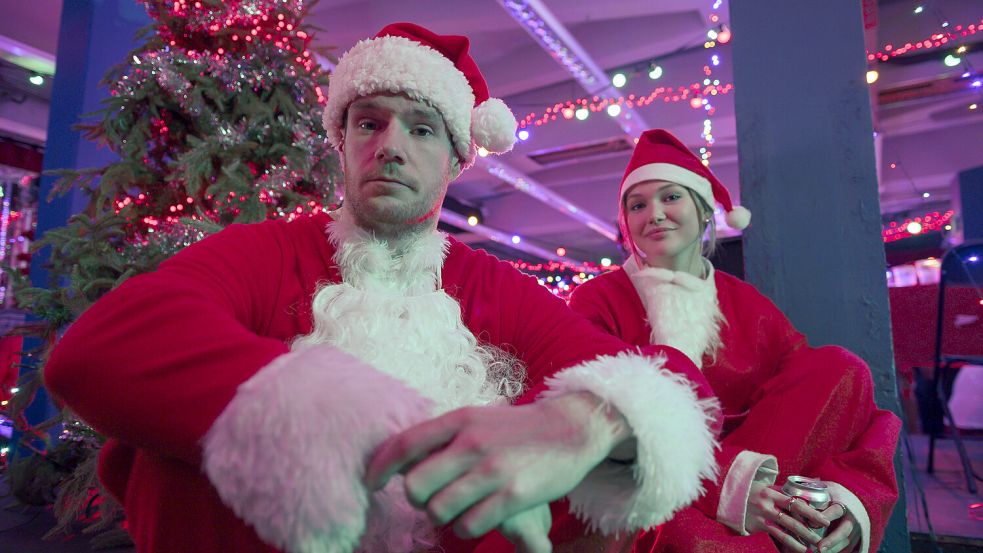 Verbreiten Weihnachtsstimmung: Olivia Holt und Connor Swindells in „Jingle Bell Heist“. Foto: Netflix